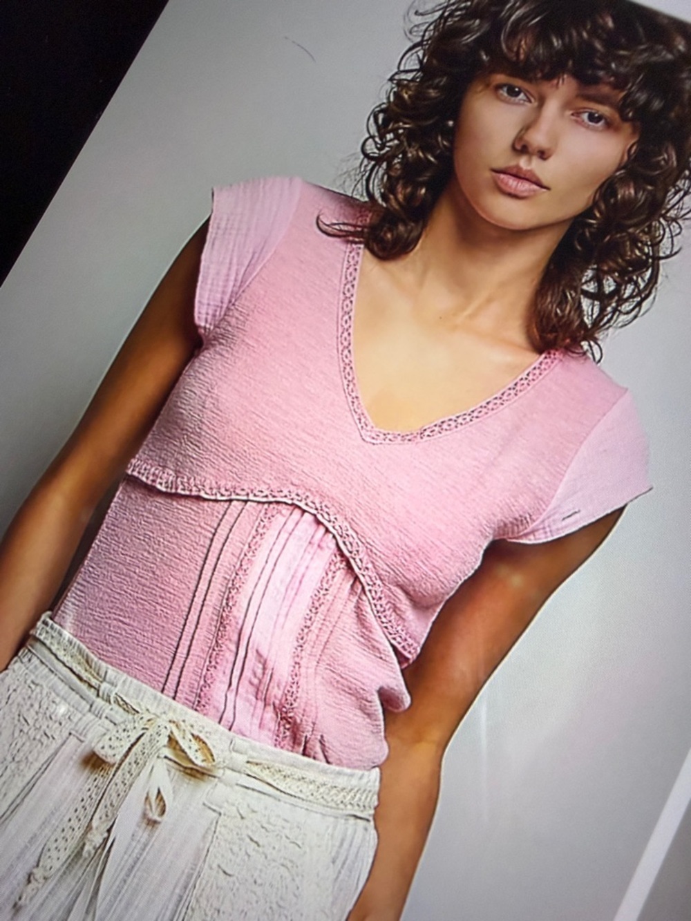 👀 💖POL V-Neck Lightweight Textured SS Knit Top Lace Trim- Light Pink